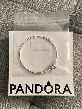 NIB Pandora Moments Blue Sparkling Barrel Clasp Bangle Bracelet 593930C01-17